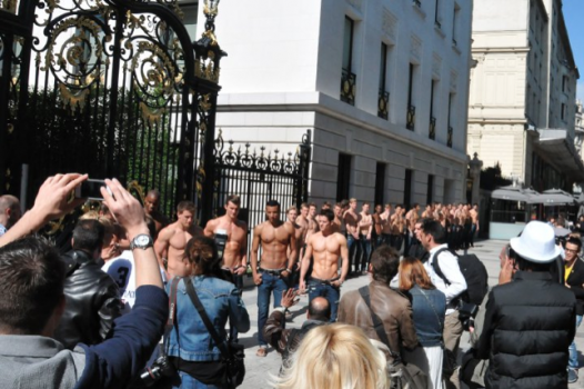 Ouverture De La Boutique Abercrombie Et Fitch Sur Les Champs Elysées