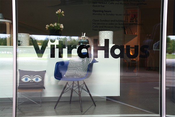 vitra-design-museum-vitrahaus-chaise-eames-shop