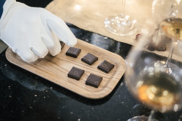 Paris, France. Mercredi 7 Décembre 2016. Dégustation de vins de chez "NICOLAS" associés aux chocolats de la "chocolaterie Edwart".